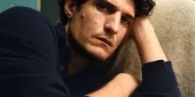 A tu per tu con l&rsquo;attore Louis Garrel: gli amori, la paternit&agrave; e una vita sul set