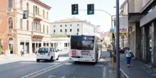 Vicenza, quindicenne disabile dimentica l&rsquo;abbonamento e l&rsquo;autista lo fa scendere dal bus