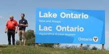 La guerra del lago Ontario continua: Ford mette un cartello gigante, Trump lo deride in un video AI