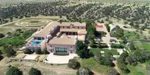 Le autorit&agrave; del New Mexico avviano la perquisizione del ranch degli orrori di Jeffrey Epstein