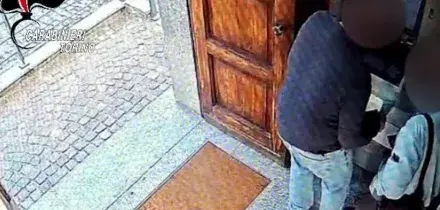 Torino, derubava gli anziani agli sportelli bancomat: arrestato un 37enne sospettato di 14 casi