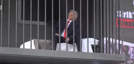 Trump finisce dietro le sbarre insultato dai passanti: cos&igrave; l'Iran vuole ferire l'ego del presidente