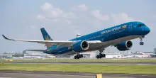 Boeing sfiora il disastro al decollo: coda sulla pista e rientro d&rsquo;emergenza
