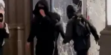 Sfondano le vetrine del negozio Nike e portano via i vestiti: il video del saccheggio