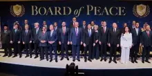 Trump sale sul palco sulle note di 'Gloria' per la foto con i leader del Board of Peace