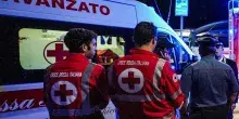 Si schiantano con l&rsquo;auto contro un albero di notte, morti due ragazzi di 22 e 24 anni a Saronno