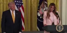 Usa, Melania definisce Trump leader "empatico e compassionevole": la platea scoppia a ridere