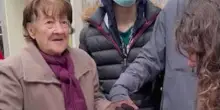 Grenoble, anziana avvolta dai lacrimogeni: manifestanti corrono a proteggerla e a metterla in salvo