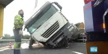 Incidente sulla A14, ecco come si rimuove un camion ribaltato in autostrada