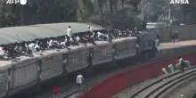 Bangladesh, maxi-esodo di elettori fuorisede: assalto ai treni per tornare a casa e votare