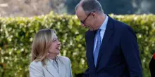 Meloni e Goethe. Giorgia diventa Frau, Merz fratello d'Italia. Diffidenza per Trump e foto di famiglia