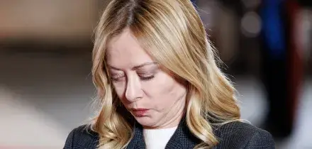 Meloni sul trapezio fra Ue e Trump. Asse con Merz sul piano di pace per l'Ucraina. Crosetto frena Salvini