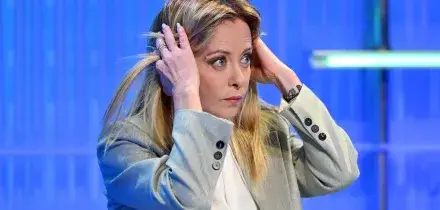 Meloni prende l'interim di Santanch&egrave;. Cadono ancora teste. Fazzolari e Giorgetti per la linea: al voto!