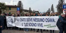 Fischi a Salvini "traditore" e a Monti "venduto" (ma anche a La Russa): scene dal funerale di Bossi a Pontida