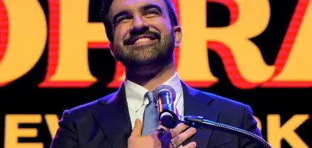 Euforia Pd, silenzio dei 5 Stelle: le reazioni della sinistra alla vittoria di Mamdani