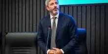 Roberto Fico, applaudito ad Atreju, dribbla sul campo largo pericolante
