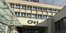 Cnh soffre anche nel 2026: l&rsquo;utile delle macchine agricole controllate da Exor di John Elkann crolla del 90%