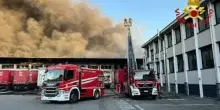 Incendio nel deposito Bartolini a Milano in zona Dergano: colonna di fumo visibile per chilometri