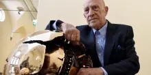 Addio ad Arnaldo Pomodoro, maestro scultore e orafo: quanto valgono le sue opere e quali sono quelle più famose