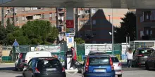 In Francia il 15% dei distributori &egrave; a secco, scatta l&rsquo;allarme carburanti: code infinite e diesel a 2,40 euro