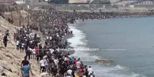 Ceuta travolta dall&rsquo;emergenza migratoria: quasi 50 mila ingressi in 24 ore, tensione tra Spagna e Italia