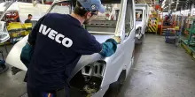 Iveco, utile e margini in calo nel 2025 ma nel quarto trimestre accelera. Defence in forte crescita prima della cessione