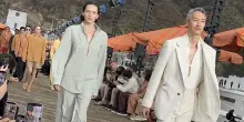 Zegna sfila sul Malib&ugrave; pier di Los Angeles tra surfisti e attori premi Oscar