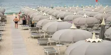 Quanto &egrave; cara l&rsquo;estate italiana: spiagge e hotel alle stelle, cos&igrave; 1 famiglia su 3 rinuncia alle vacanze