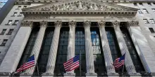 La diretta da Wall Street | Le borse Usa girano in negativo, domani decisione della Fed sui tassi. Cinque titoli da monitorare