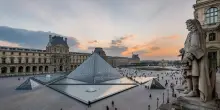 Louvre, colpo da film alla galleria Apollo. Rubati otto gioielli di Napoleone
