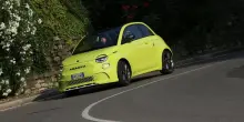 Lo Scorpione torna su strada: ecco la 500e Abarth elettrica che fa pi&ugrave; rumore di quelle a benzina