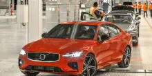 Auto, Volvo torna in perdita e annuncia altri 2.500 tagli. Pesano la crisi cinese e i dazi Usa