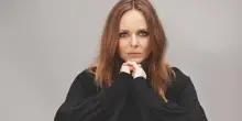 Stella McCartney riceve la L&eacute;gion d&rsquo;honneur dal presidente Emmanuel Macron