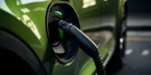 Auto elettriche, mercato mondiale in calo del 2% a settembre ma l&rsquo;Europa fa il record. Cina -18% e Nord America -44%