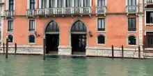 Puig si allea per tre anni con la Fondazione Dries Van Noten