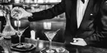 Con Martini Icons il re dei cocktails seduce Miart 2026. Ecco chi &egrave; l&rsquo;autore, un bar tender mito (anche per 007)
