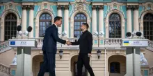 Nato, gli alleati europei pronti a garantire 70 miliardi a Kiev. Ma resta il nodo Trump