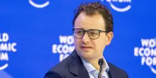 Anthropic, il ceo Amodei chiede di rallentare nella corsa all&rsquo;AI: bisogna valutare bene i rischi
