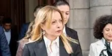 Meloni striglia l&rsquo;Europa: &laquo;Basta inseguire le crisi, serve una strategia sistemica&raquo;. Poi vola in Azerbaigian per blindare il gas