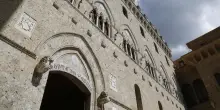 Fusione Mps-Mediobanca, torna il palio dell&rsquo;assemblea. Il mercato conta gli schieramenti dei soci pro e contro