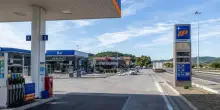 Gasolio, il taglio delle accise non basta: il diesel cala ma resta sopra i 2 euro