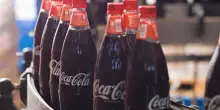 Coca-Cola, stime per il 2026 in rialzo. Ma le vendite in Nord America non decollano