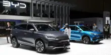 Auto, storico sorpasso delle case cinesi sulle giapponesi nelle vendite globali. E Byd batte Tesla sull&rsquo;elettrico