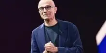 Satya Nadella (Microsoft) sfida OpenAI e Anthropic: non possiamo permettere che i giganti dell'AI si mangino l'economia