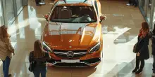 Auto sempre pi&ugrave; cara, servono 11 stipendi per comprarne una: 6 italiani su 10 rinviano l&rsquo;acquisto