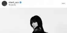 Charli Xcx, icona dark glamour. Dal video ss26 al ruolo di ambassador per Ysl beauty negli Usa