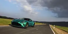Aston Martin lancia Vantage S un&rsquo;auto da pilota con standard di un gentleman
