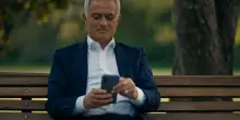 Jos&eacute; Mourinho si mette in fila: la nuova campagna di Prima Assicurazioni ribalta il ruolo dello Special One