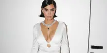 Kim Kardashian brilla in Roberto Cavalli nel debutto della serie «All’s fair»