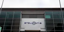 Gli hedge fund sfidano l'automotive europeo: 127 milioni di euro di posizioni short su Stellantis